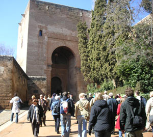 La masificacin de los visitantes contribuye al deterioro del monumento.