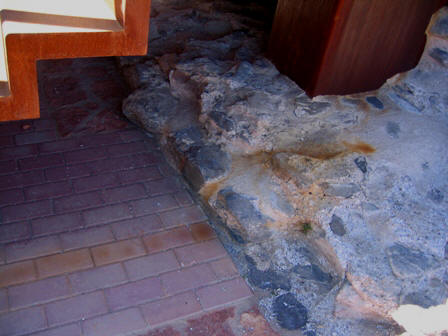 20110123142739-manchas-de-roin-en-el-mausoleo.jpg