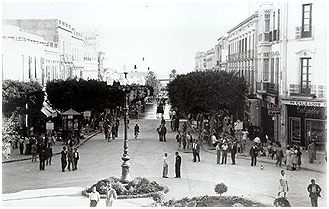 Paseo de Almería desde la Puerta de Purchena a mediados del siglo XX. En él se encontraba el  Teatro Cervantes.