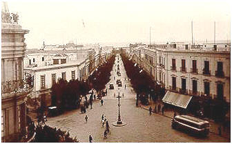 Almería (1935) Paseo de Almería desde la Puerta de Purchena. Al finalizar la guerra tuvo el nombre de Avenida del Generalísimo