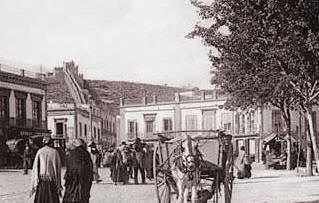  Almería ( Puerta de Purchena), a finales del siglo XIX. El mantón negro sobre la cabeza era costumbre de uso cotidiano en muchas mujeres.