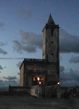 Imagen nocturna de la iglesia de Las Salinas. Foto: Cristóbal García