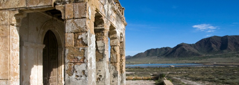 Prtico tetrstilo del templo. Al fondo, las salinas y la Sierra de Gata.