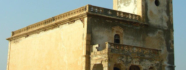 Fachada principal de la iglesia de Las Salinas