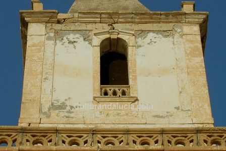 Balaustradas de la terraza sobre la nave del templo y en la ventana del campanario.