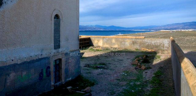 Patio posterior de la iglesia, con la morgue y el cementerio. Nunca llegaron a usarse.