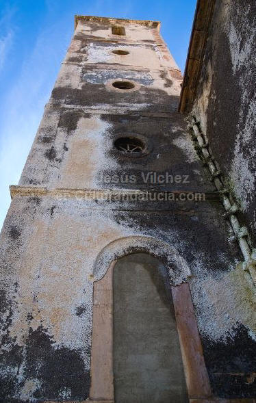 Fachada del N.O. (patio-cementerio) con el nico acceso al campanario desde el exterior.