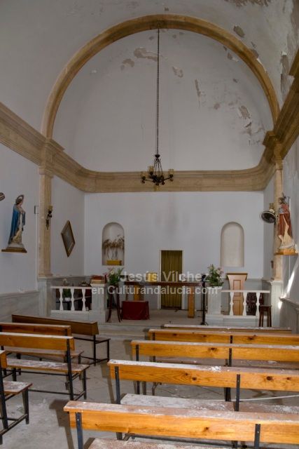 Nave del templo desde la entrada principal. Altar mayor sobre escaln con balaustrada de mrmol.