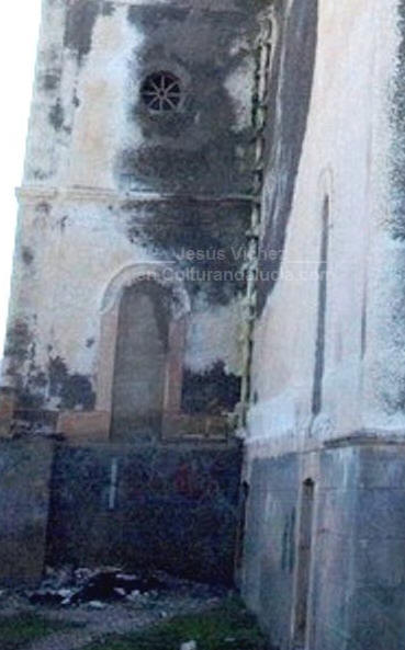 La entrada al campanario y a la sacristía por el exterior no tenían acceso, lo que indica que la iglesia quedó inconclusa.