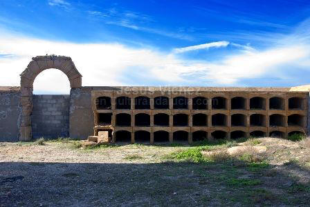 Nichos en el patio-cementerio  de la iglesia