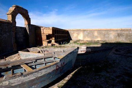Barcas abandonadas en el patio-cementerio.