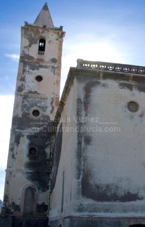 Fachadas del patio-cementerio. El campanario contiene elelmentos arquitectnicos en todos sus niveles.