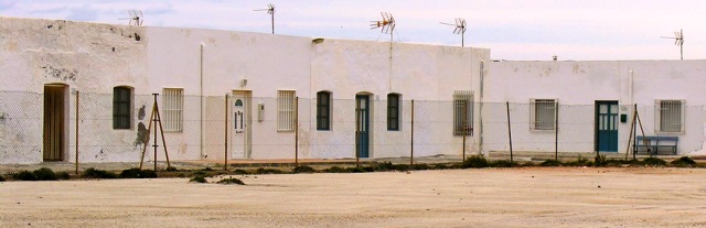 Las viviendas respondían al patrón de las casas sociales  "ventana-puerta-ventana" de la Almería industrial