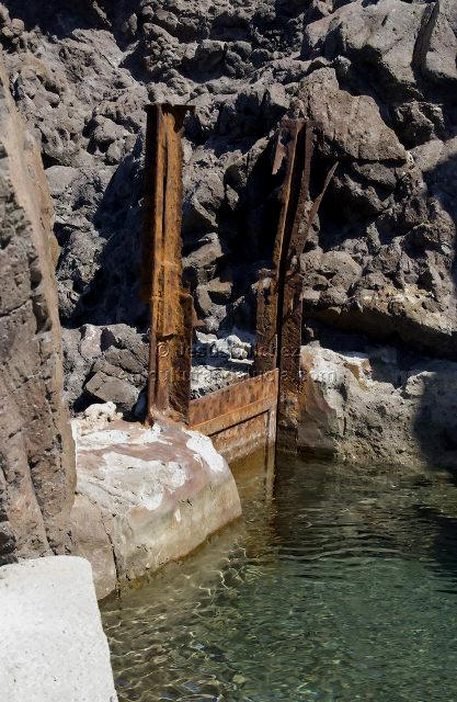 Esclusa entre las rocas y compuerta.