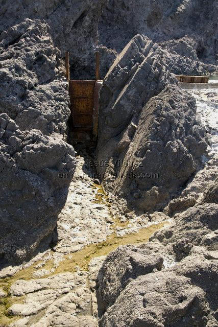 Esclusa entre las rocas y compuerta.