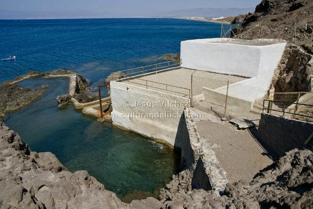 Para aumentar la entrada de agua en las salinas, se construyeron balsas artificiales. 
