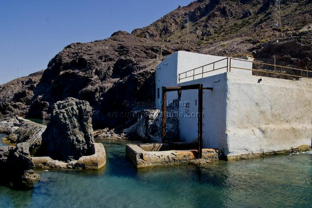 El agua era impulsada por las mareas y motores de viento que se sustituyeron por otros elctricos 