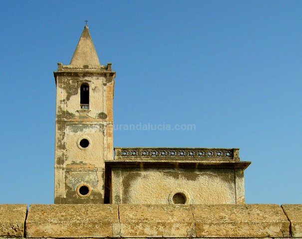 Campanario y nave del templo desde el muro norte del patio-cementerio.