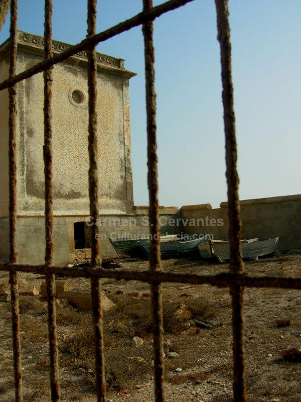 Puerta trasera del cementerio, orientada hacia las salinas.