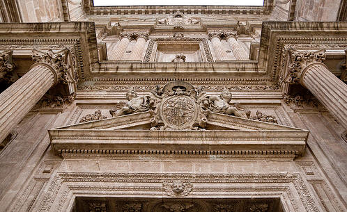 Escudo de Diego Fernndez de Villaln en la puerta principal de la catedral.