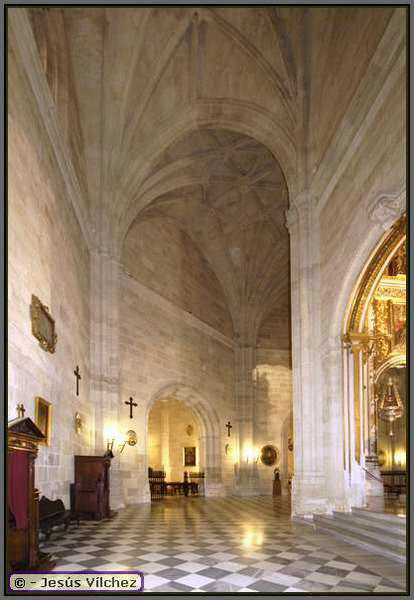 Capillas del ábside con arcos apuntados y bóveda de crucería. Crucifijos y medallones del Vía Crucis. Confesionarios.