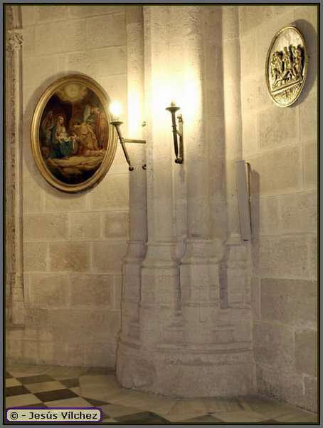 Medalln pintado con la Adoracin de los reyes, columna y medalln del Va Crucis.