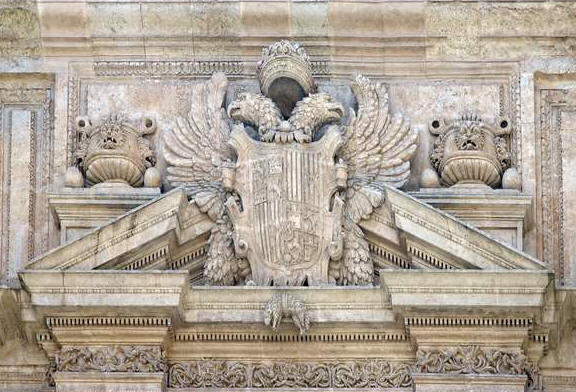 Escudo de Carlos V sostenido por águila bicéfala y vellocino de oro (Orden del Toisón)