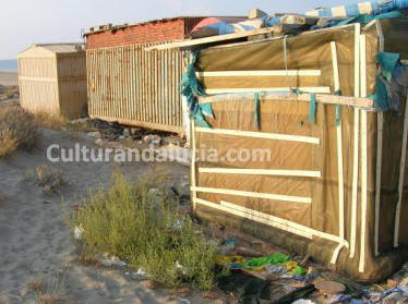 Detalle de las chabolas y la basura