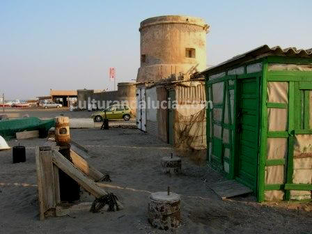 Torren de Cabo de Gata, rodeado de chabolas y basura.