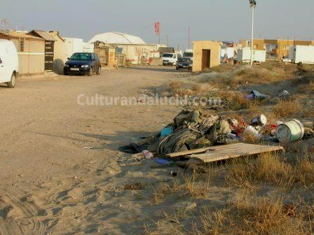 Entorno del Torren de Cabo de Gata. Al fondo, la cpula blanca de una carpa prxima a la playa con la bandera de "Coca-Cola"