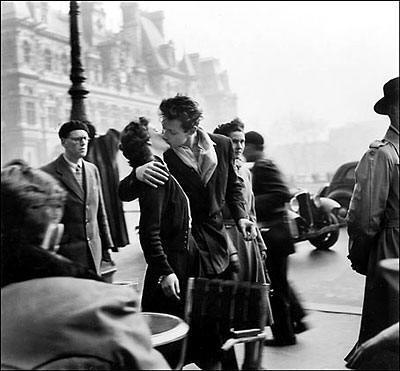 "El beso en la Place de l'Hotel de Ville". Fotografía de Robert Doisneau 