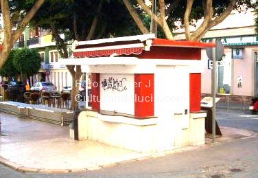Quiosco en la plaza Conde Otalia (Almería) Construido sobre la entrada al antiguo refugio antiaéreo.