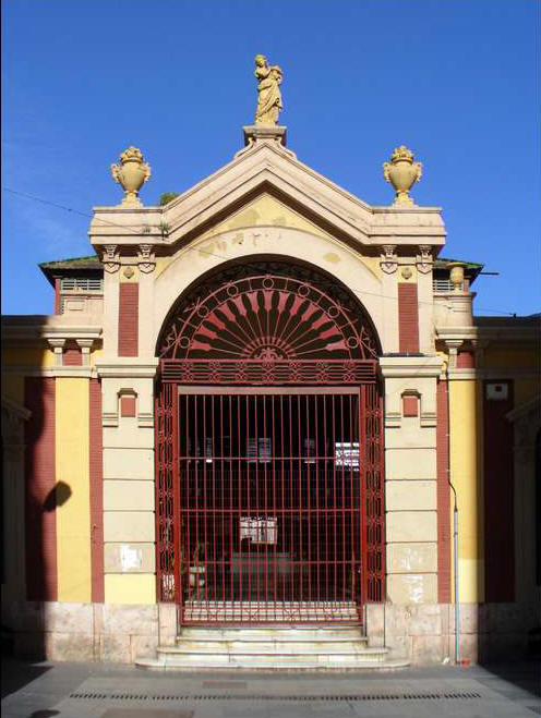 Puerta de acceso al mercado en la fachada principal.