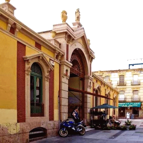 Fachada principal del Mercado de Abastos.