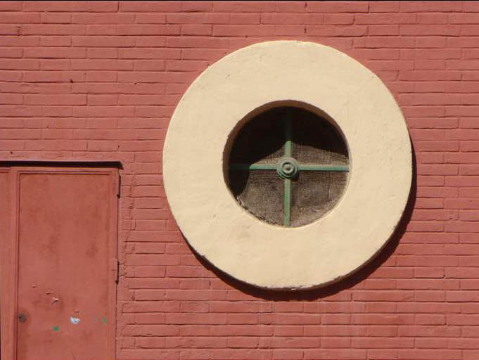 Uno de los cuatro culos que adornan la fachada. Junto a l se abri una antiesttica ventana de hierro 