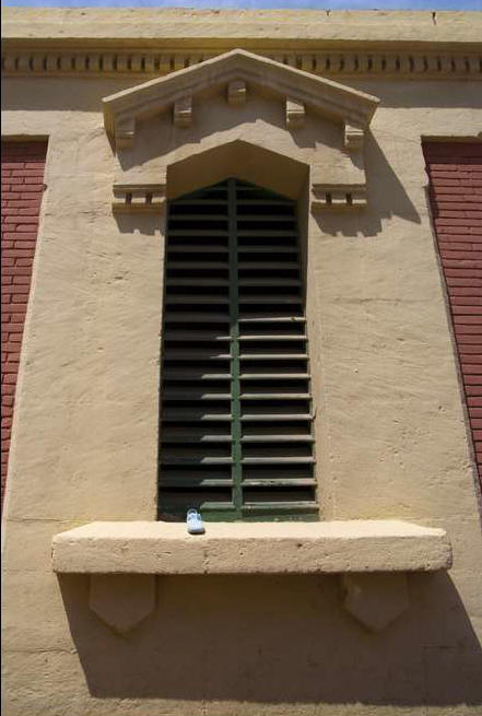 La ventana remata en cornisa, como las de la fachada principal., pero con un estilo diferenciado