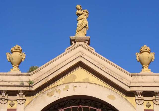 Cornisa sobre la entrada de la fachada principal, presidida por una figura femenina, alegoría de la Abundancia