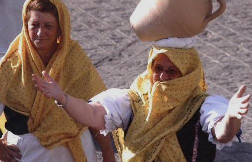 Mujeres mojaqueras llevando el pañuelo amarillo en la cabeza.