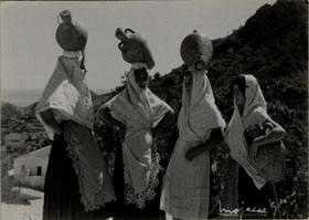Mujeres mojaqueras con cántaro y traje típico (Mojácar - Almería)