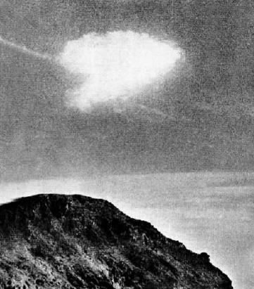 1. Explosin desde Sopalmo.- nico documento grfico existente del cielo tras el accidente. La naturaleza de la nube de ms de un kilmetro, formada por microcristales de hielo, denota explosin y no incendio del cisterna KC-135. La huella oblicua es de uno de los aviones (B-52) perdiendo velocidad. Fue realizada desde la zona de Sopalmo por un turista ingls Eddie Fowlle (Paris Macht)
