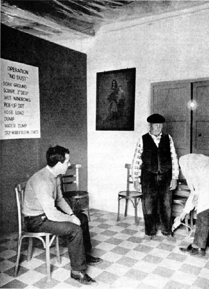 4. Midiendo habitantes.- Todas las fotos y pelculas realizadas por los norteamericanos con las mediciones a los habitantes de la zona, no han sido desclasificadas. Presumiblemente para que no puedan nunca servir como prueba de cargo en el caso de una hipottica demanda judicial de indemnizaciones por contaminacin de la poblacin. A la izquierda, en la pared, cartel divulgativo en ingls para que se enterara la poblacin contra la resuspensin, titulado Operacin No al Polvo. (Operation No Dust). (Paris Macht)