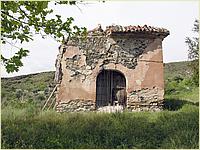 Fachada principal con puerta de acceso a la iglesia 