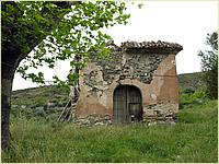 Fachada principal de la iglesia y puerta de acceso.