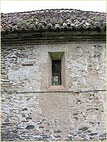 Muro y ventana abocinada de la iglesia de Ntra.Sra. del Rosario