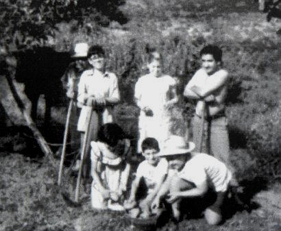 Familia de campesinos de Paterna en la cosecha de las patatas.Fuente:Juan Herrera