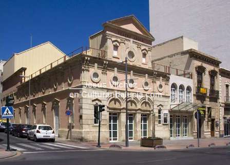 Teatro Apolo, frente al Mercado Central, tambin obra de Cuartara.