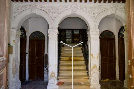 Interior del edificio.Escalera imperial y portada con arcos de medio punto.