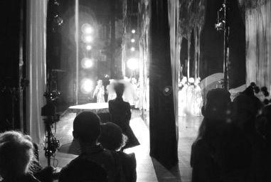 Escenario visto desde los bastidores de un teatro