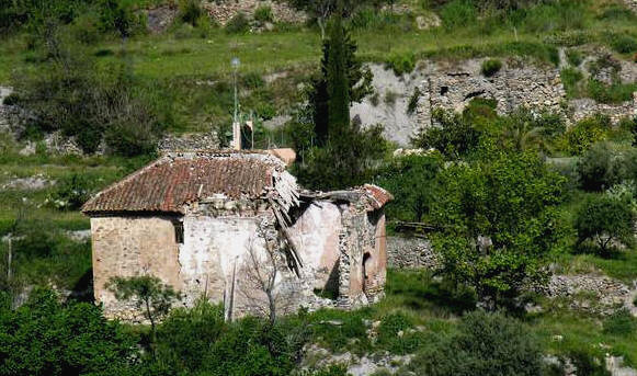 El conjunto arquelgico de Guarros: Iglesia en primer plano y al fondo la casa de recreo