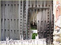 Detalle de la puerta de entrada a la iglesia.